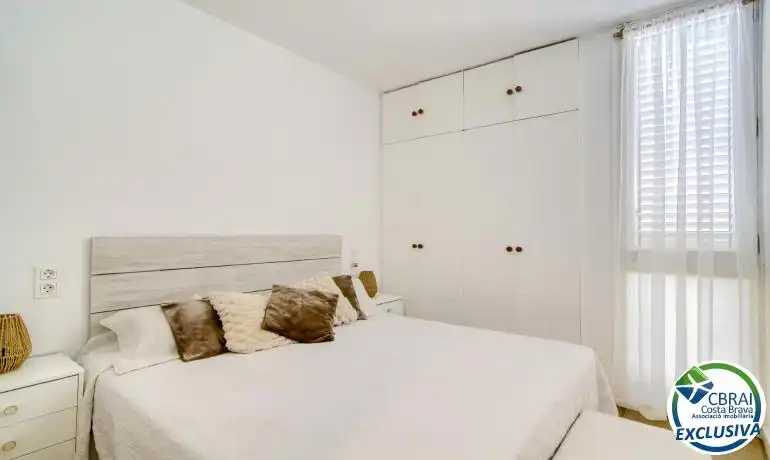 Dormitori de Apartament en venda en Roses amb Terrassa i Moblat