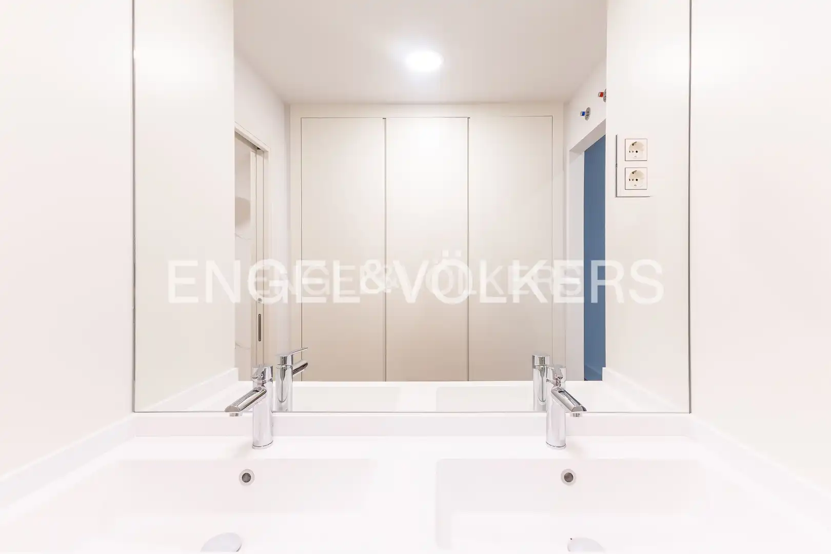 Bathroom of Flat for sale in Madrid  with Air Conditioner, Heating and Storage room