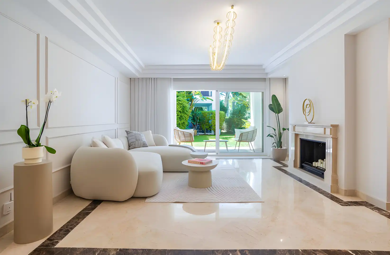 Sala d'estar de Planta baixa en venda en Marbella amb Aire condicionat, Terrassa i Piscina