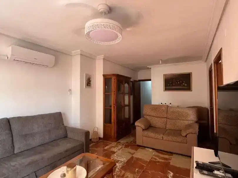 Sala d'estar de Pis per a compartir en Algeciras amb Parquet, Moblat i Balcó