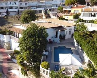 Vista exterior de Casa o xalet en venda en Benalmádena amb Aire condicionat, Terrassa i Piscina