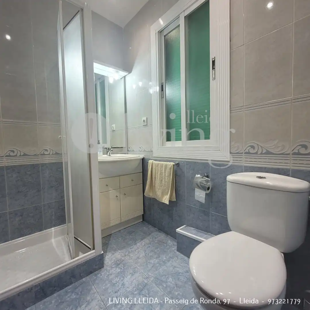Badezimmer von Wohnung zur Miete in Lleida mit Klimaanlage, Heizung und Terrasse