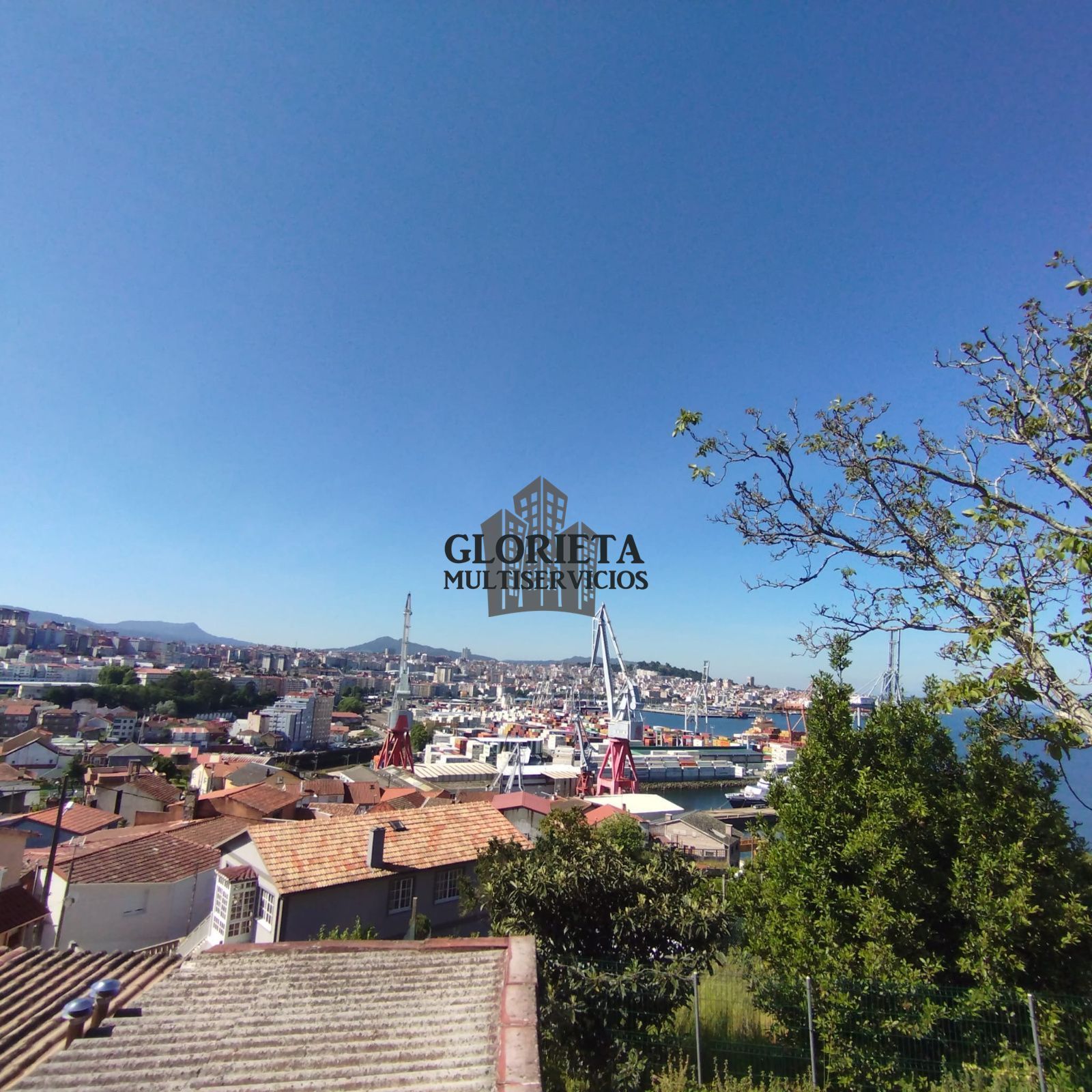 Vista exterior de Casa adosada en venda en Vigo  amb Calefacció, Terrassa i Traster