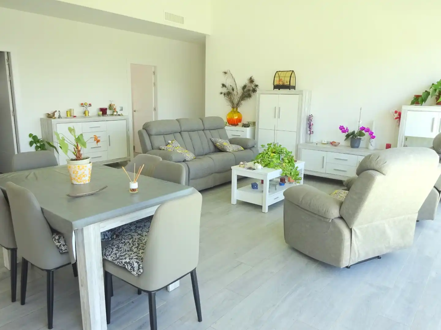 Sala d'estar de Casa o xalet en venda en Alhaurín de la Torre amb Aire condicionat, Calefacció i Jardí privat