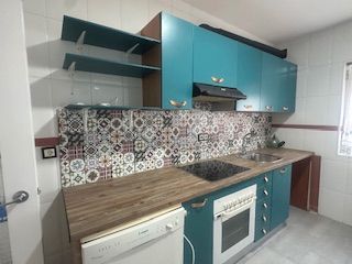 Cuina de Apartament de lloguer en León Capital  amb Calefacció, Parquet i Rentadora