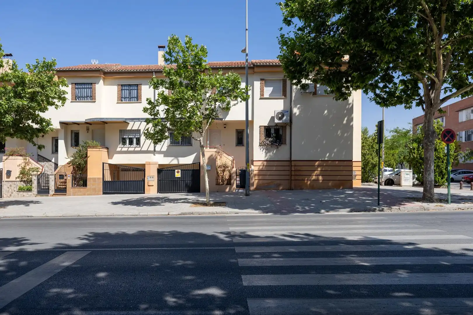 Außenansicht von Einfamilien-Reihenhaus zum Verkauf in Granada