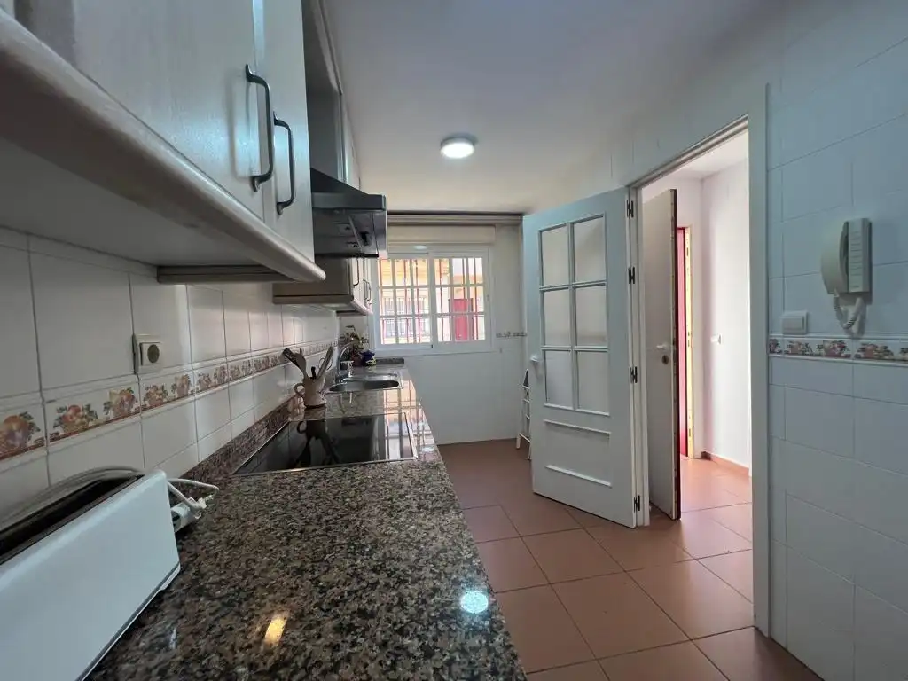 Cocina de Apartamento de alquiler en Rota con Jardín privado, Terraza y Amueblado