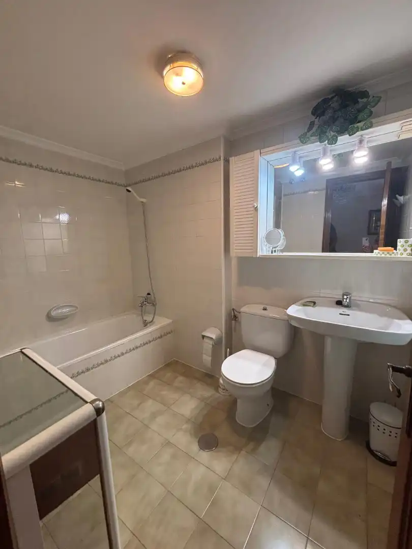 Badezimmer von Wohnung zur Miete in Oviedo  mit Heizung, Parkett und Möbliert