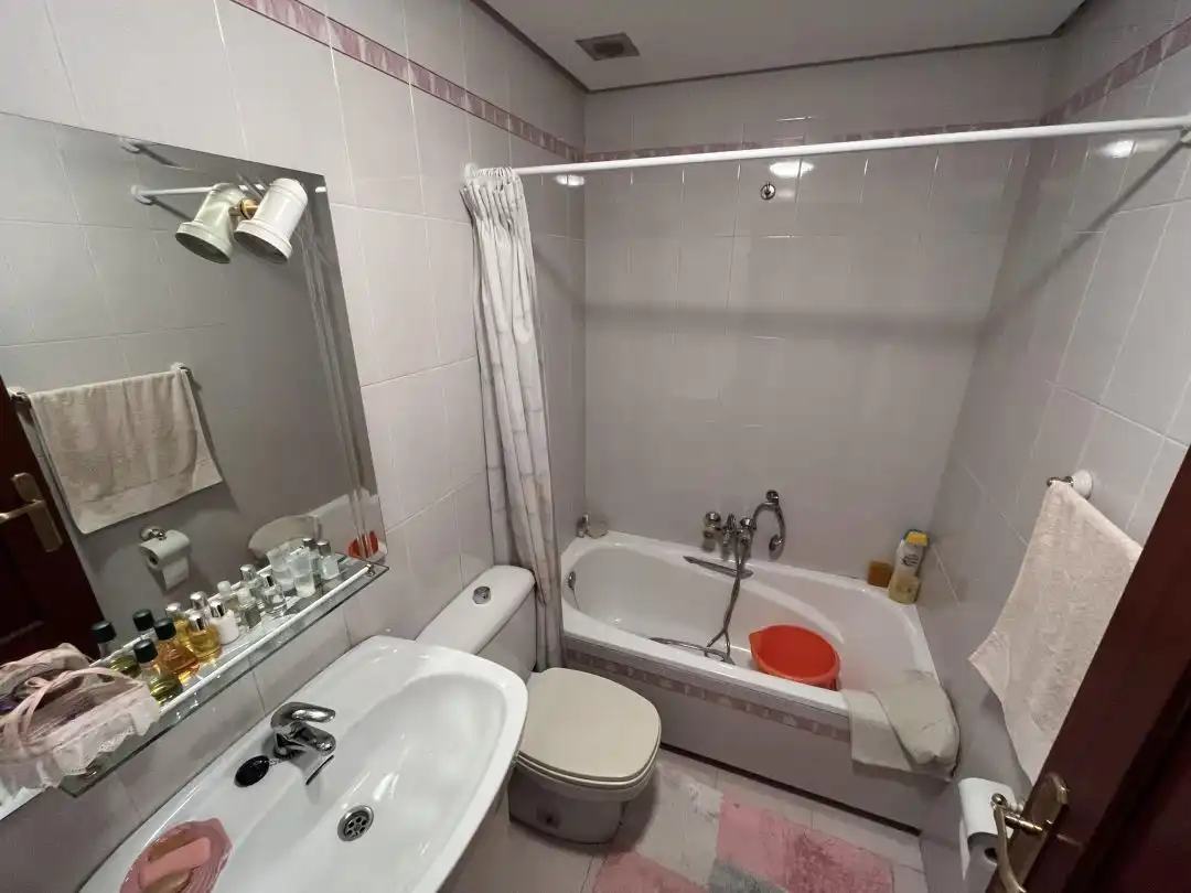 Baño de Piso en venta en Medina de Pomar con Calefacción, Trastero y Amueblado