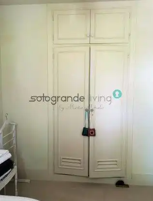 Sala de estar de Casa adosada de alquiler en Sotogrande con Aire acondicionado, Jardín privado y Terraza