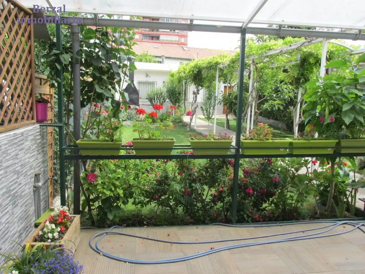 Jardí de Casa o xalet en venda en  Logroño amb Calefacció, Jardí privat i Terrassa