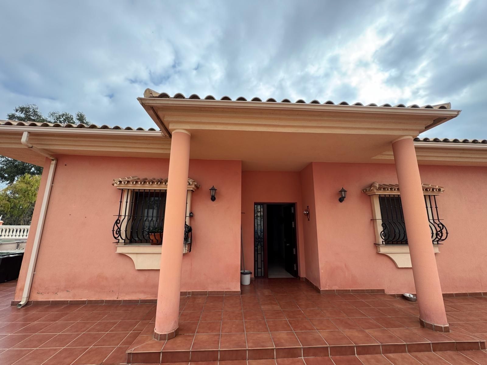 Vista exterior de Casa o xalet en venda en Benalmádena amb Aire condicionat, Jardí privat i Terrassa