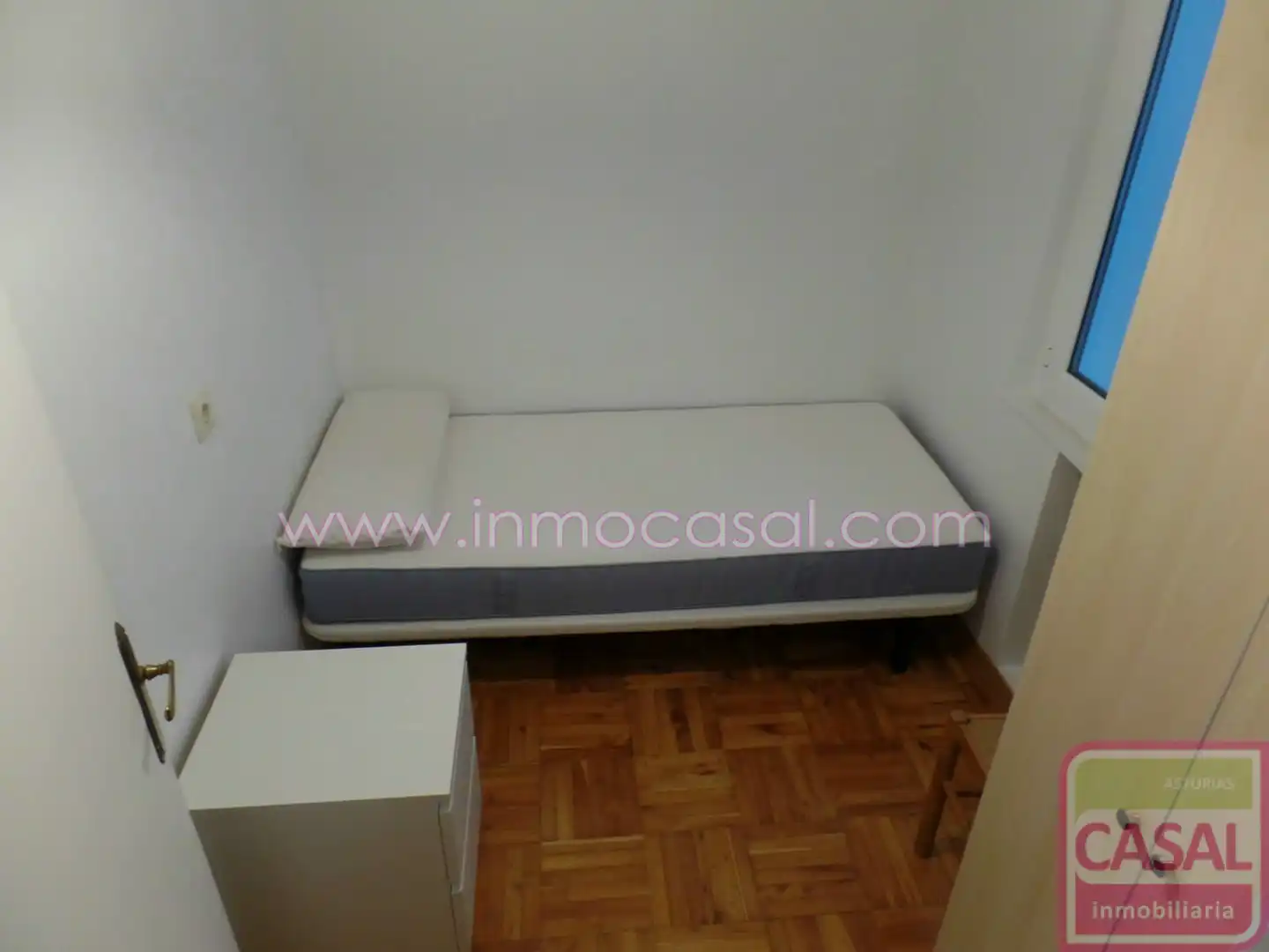 Habitación de Piso de alquiler en Oviedo  con Calefacción, Terraza y Amueblado