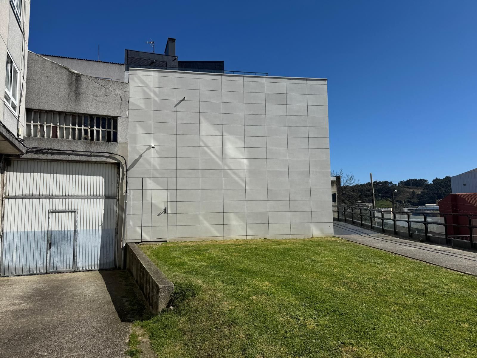 Vista exterior de Nave industrial de alquiler en Arteixo