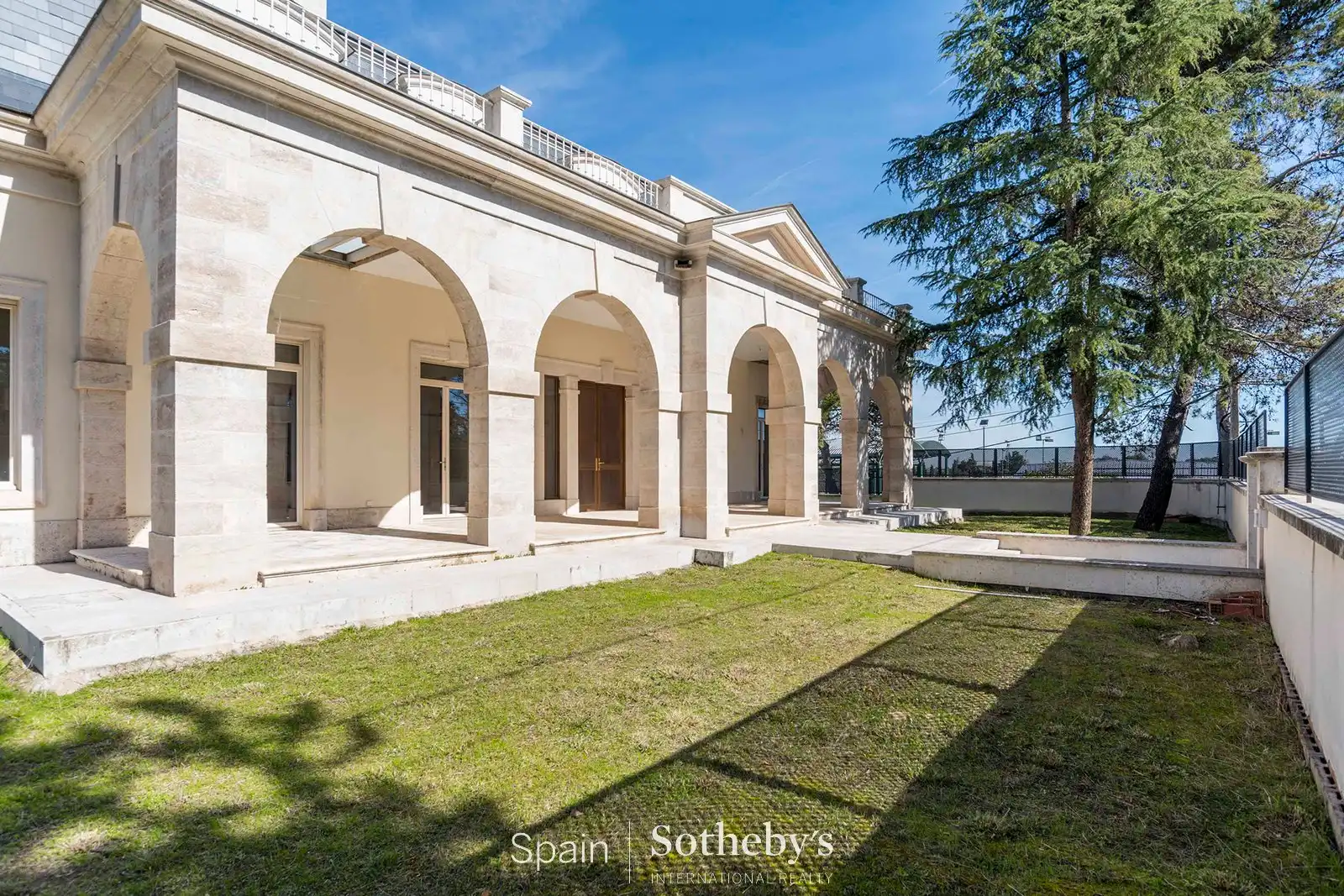 Vista exterior de Casa o chalet en venta en Madrid con Aire acondicionado, Calefacción y Jardín privado
