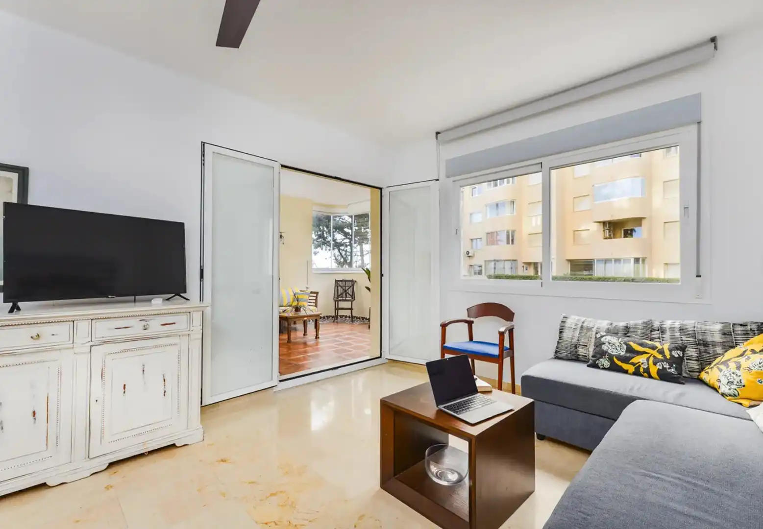 Living room of Flat for sale in Estepona  with Terrace, Furnished and Oven
