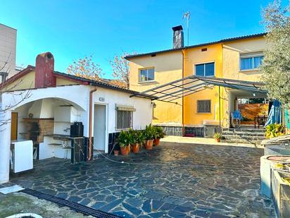 Vista exterior de Casa adosada en venda en Santa Eulàlia de Ronçana amb Terrassa