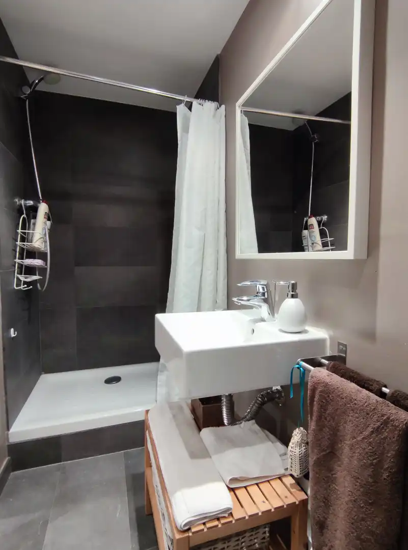Badezimmer von Büro zur Miete in Tiana mit Möbliert