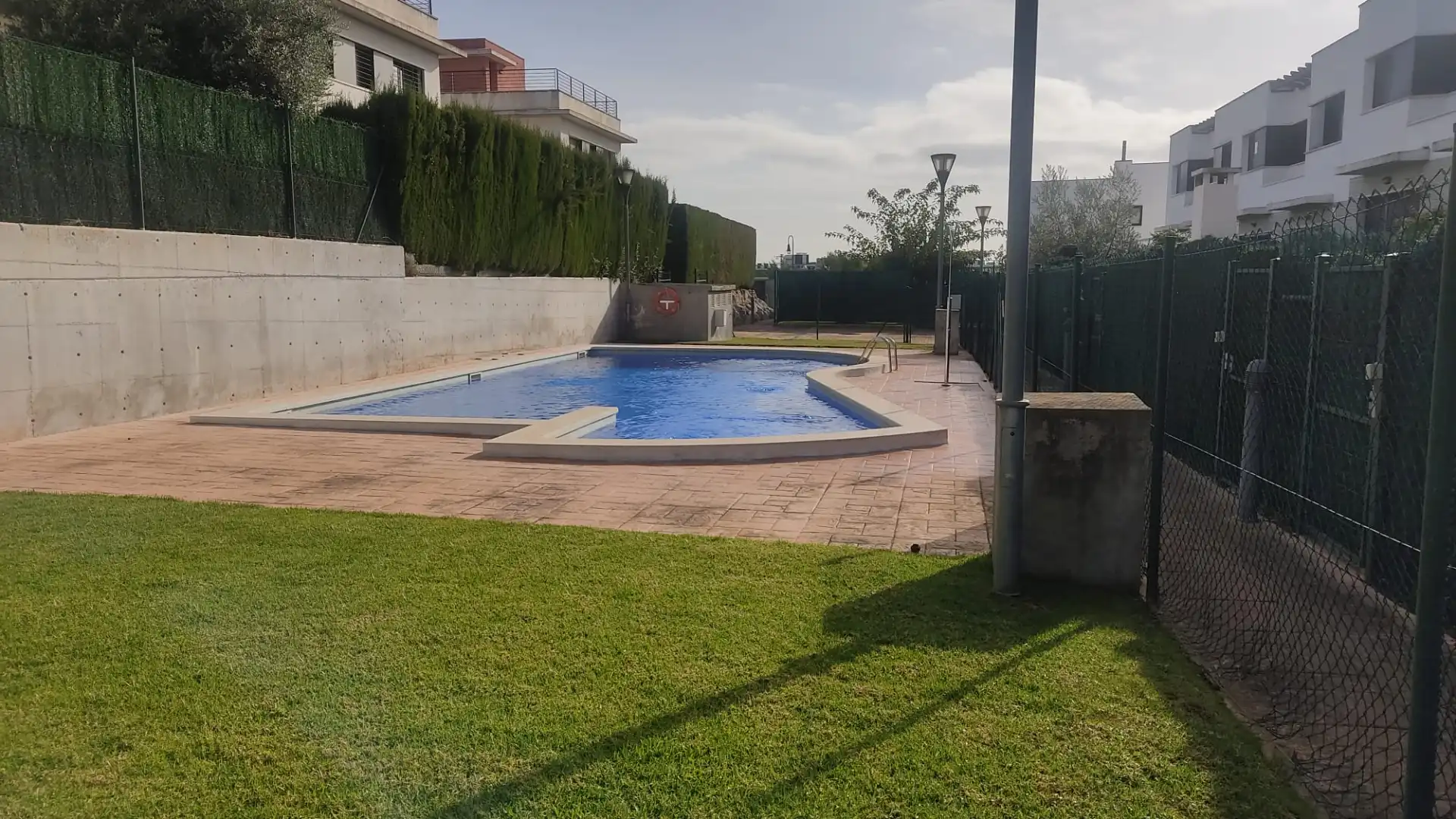 Piscina de Casa adosada en venta en Roda de Berà con Aire acondicionado, Calefacción y Jardín privado