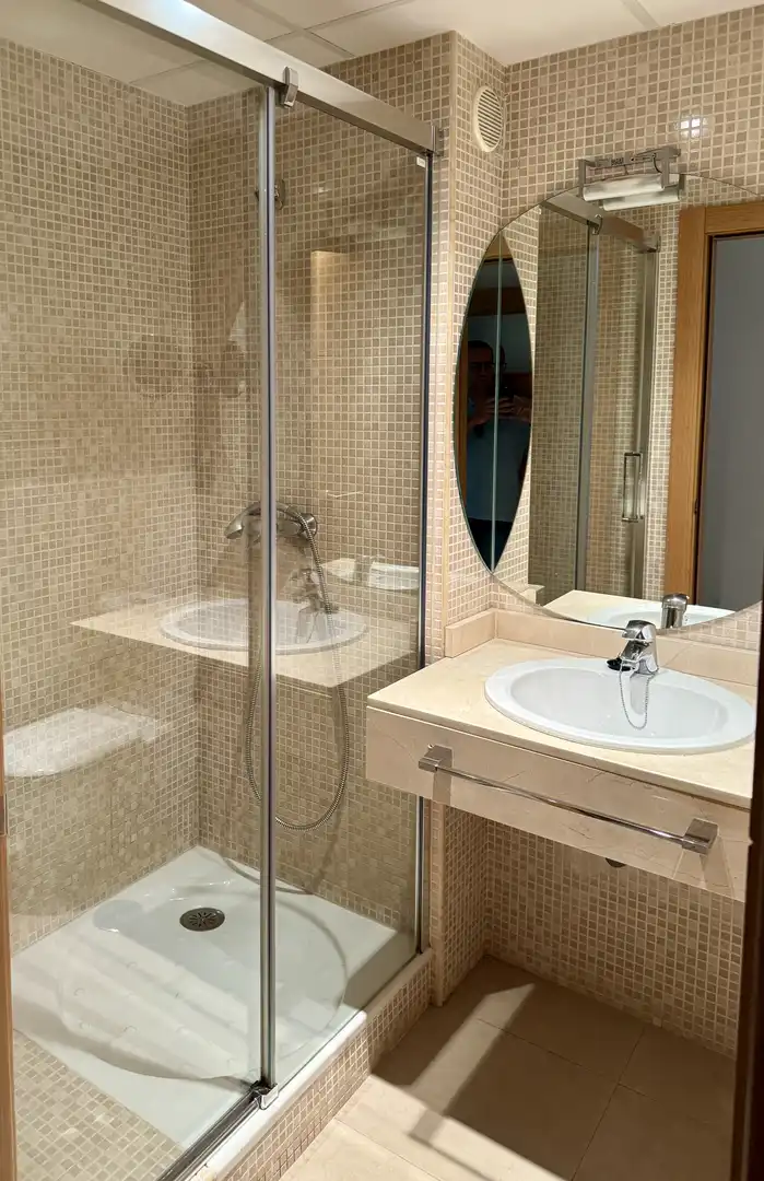 Baño de Piso en venta en  Granada Capital con Aire acondicionado, Terraza y Piscina