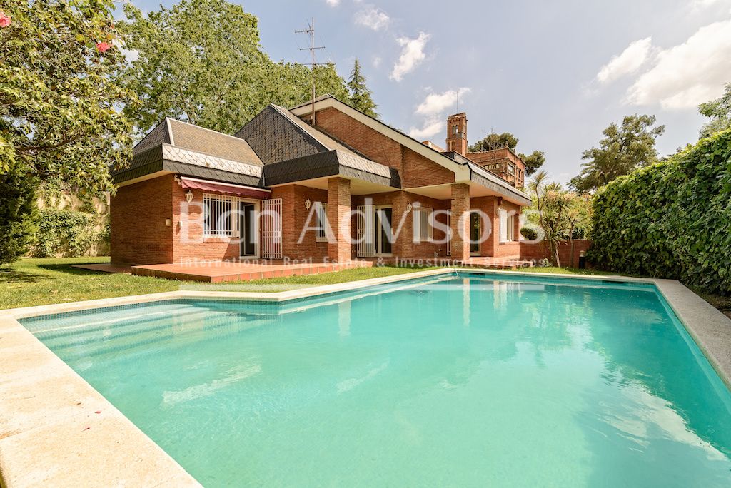 Swimming pool of House or chalet for sale in  Barcelona Capital  with Air Conditioner, Heating and Private garden