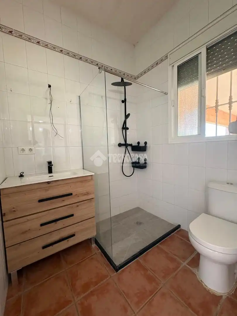 Bany de Casa o xalet en venda en La Rinconada amb Jardí privat
