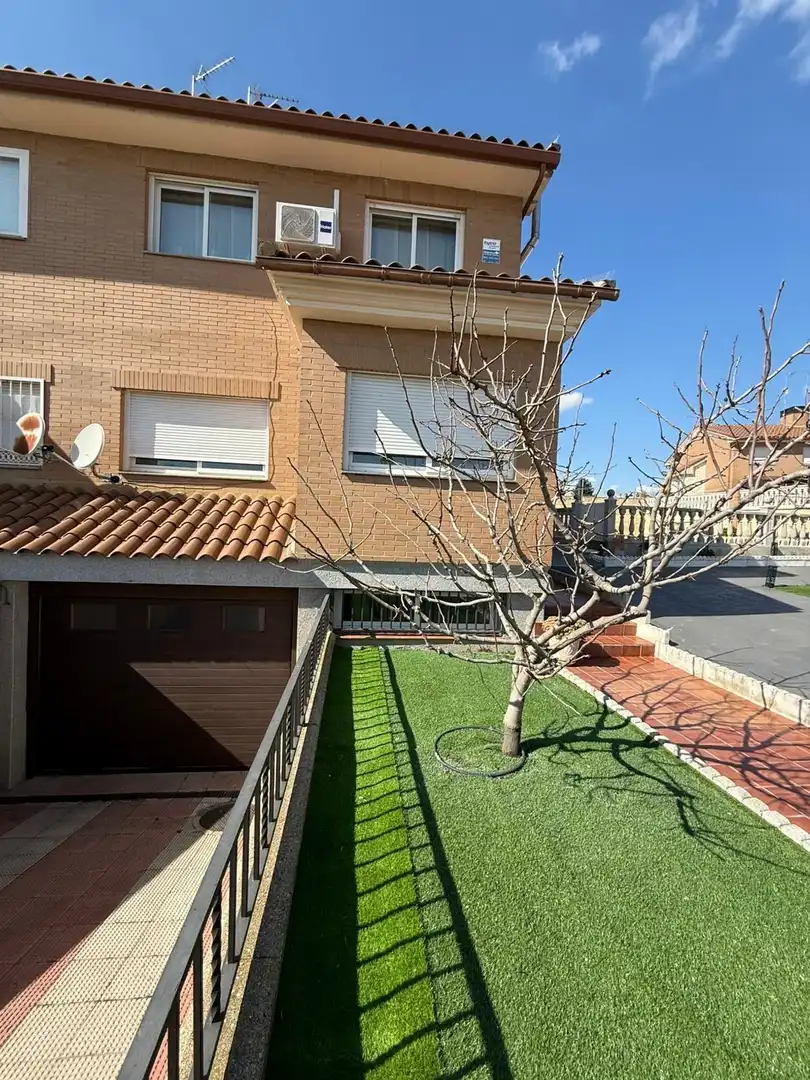 Vista exterior de Casa o xalet en venda en Camarena amb Aire condicionat, Calefacció i Jardí privat