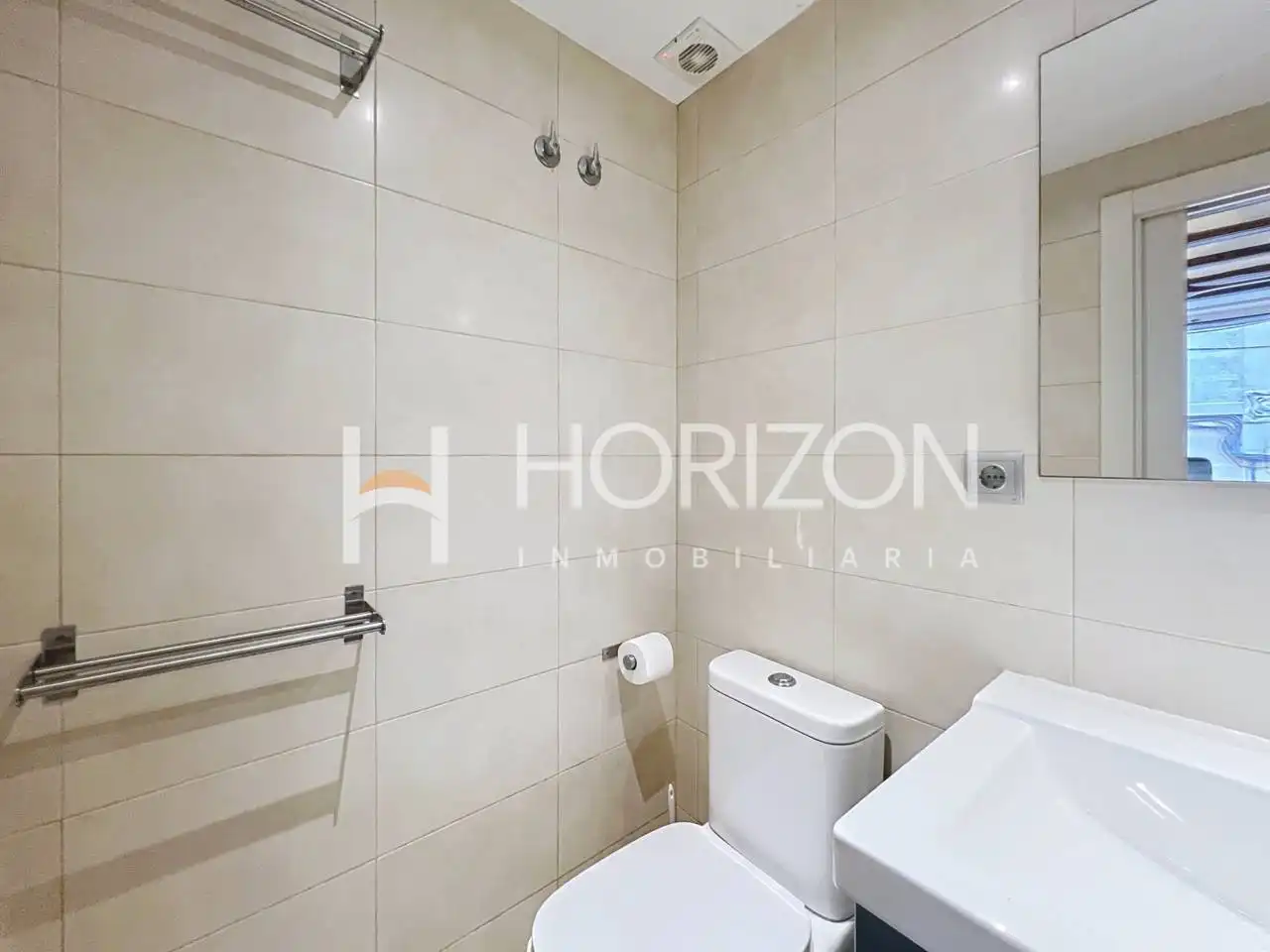Bany de Apartament en venda en Barcelona amb Aire condicionat, Calefacció i Moblat