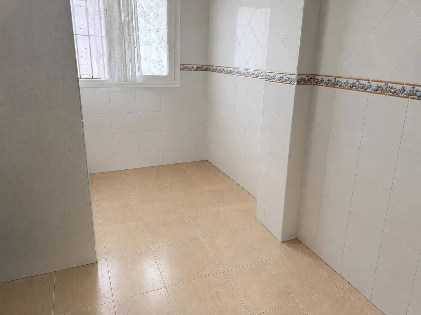 Baño de Piso en venta en Almería con Balcón y Alarma