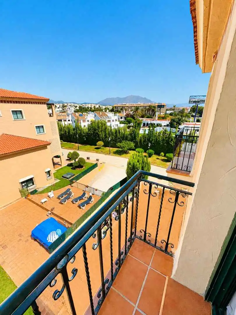 Vista exterior de Dúplex en venta en Manilva con Aire acondicionado, Calefacción y Terraza