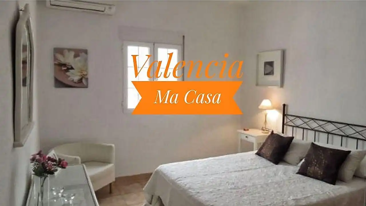 Schlafzimmer von Dachboden zur Miete in Valencia mit Klimaanlage, Heizung und Terrasse