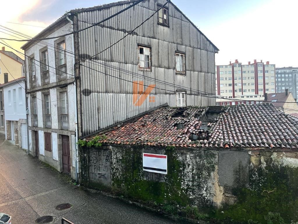 Vista exterior de Edifici en venda en Santiago de Compostela 