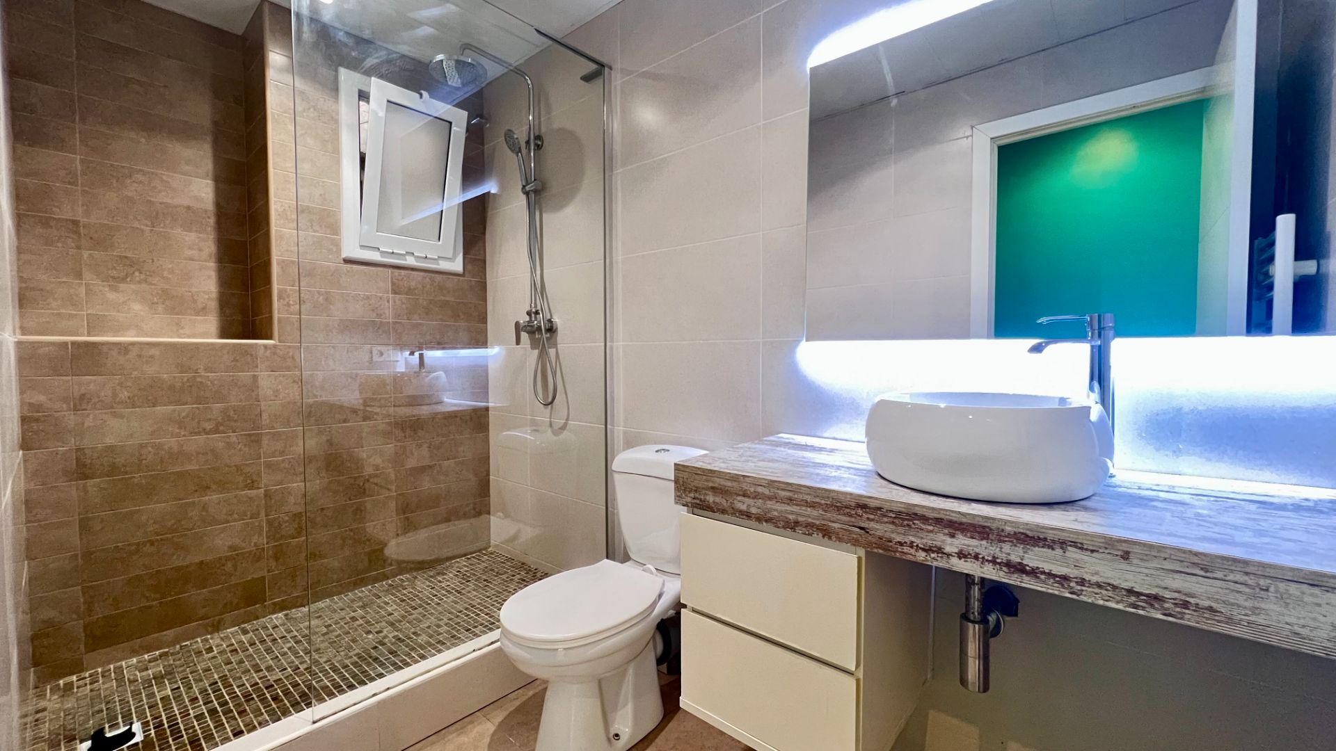 Bathroom of Flat for sale in Terrassa  with Air Conditioner, Heating and Parquet flooring