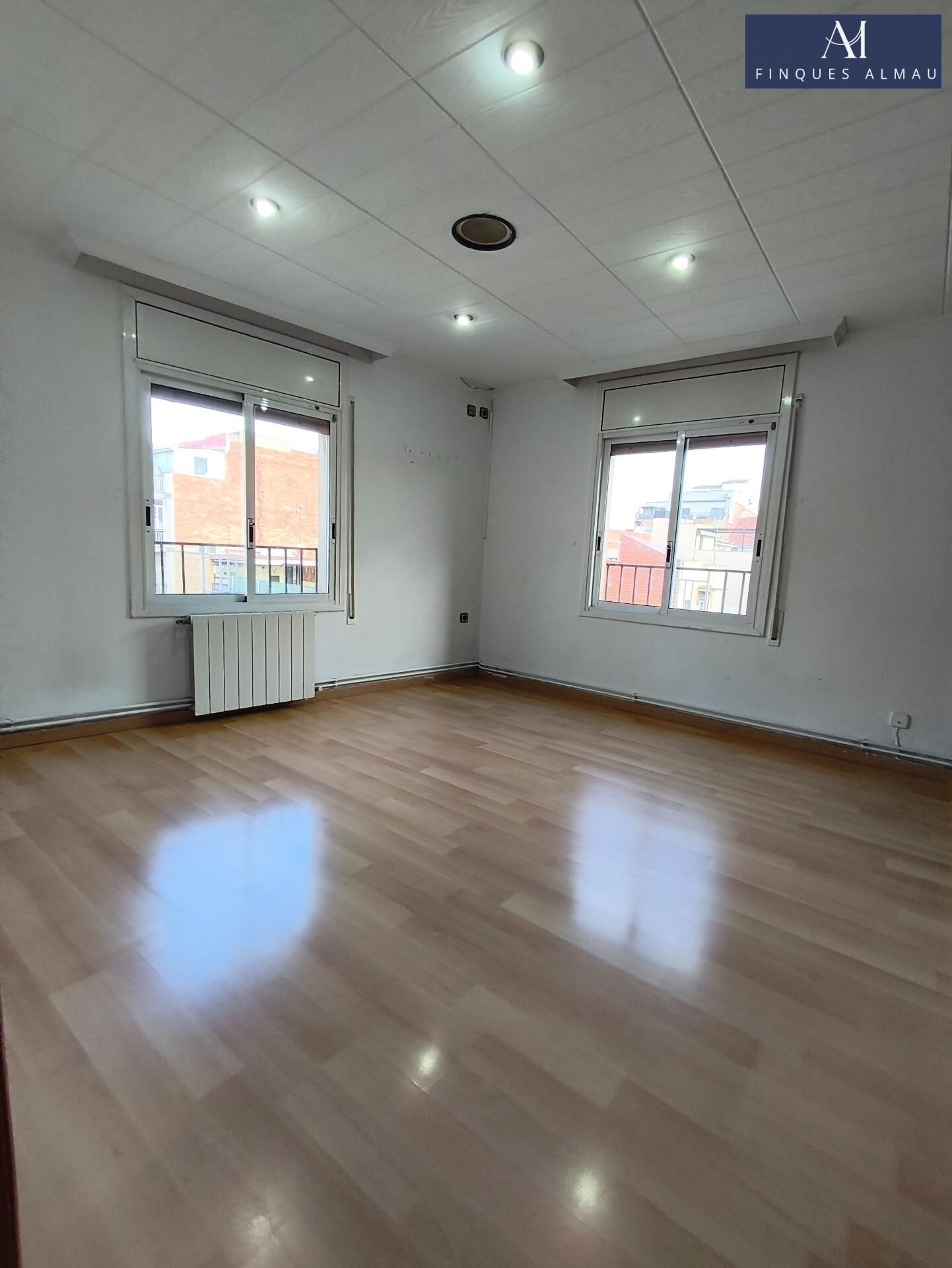 Dormitori de Pis en venda en Sant Boi de Llobregat amb Aire condicionat, Parquet i Traster