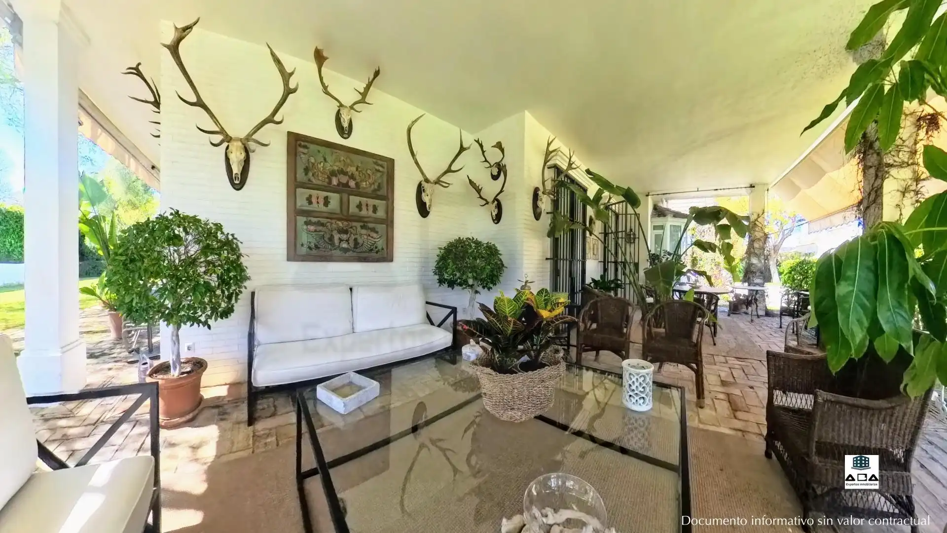 Sala d'estar de Casa o xalet en venda en Jerez de la Frontera amb Aire condicionat, Calefacció i Jardí privat
