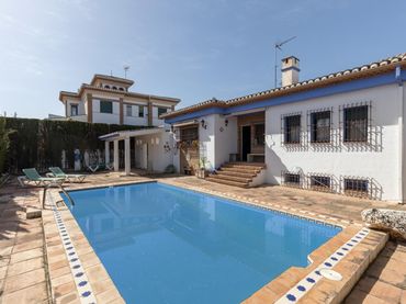 Chalet con piscina en venta en Calle Calle Malva