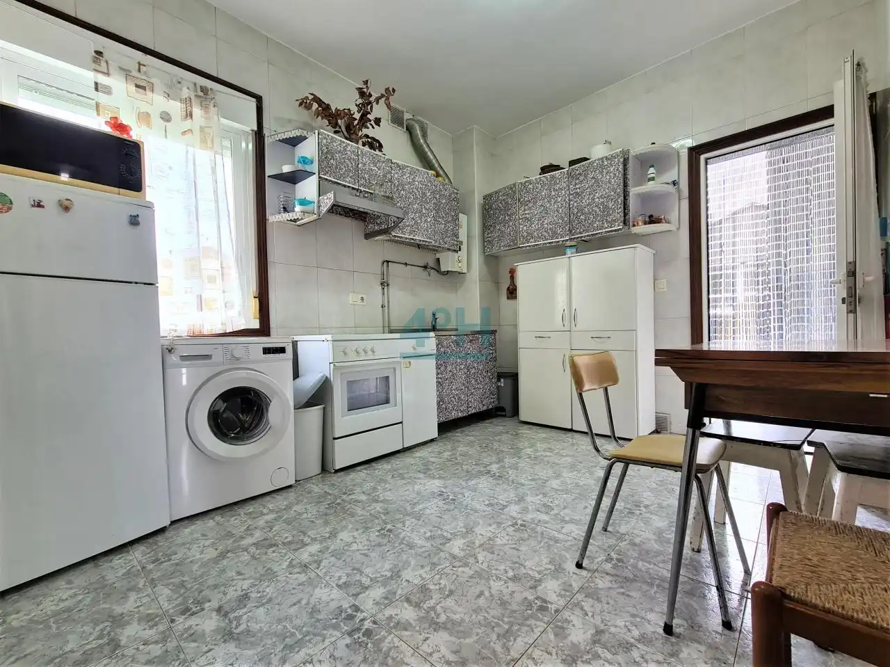 Cuina de Casa o xalet en venda en Ourense Capital  amb Jardí privat i Traster