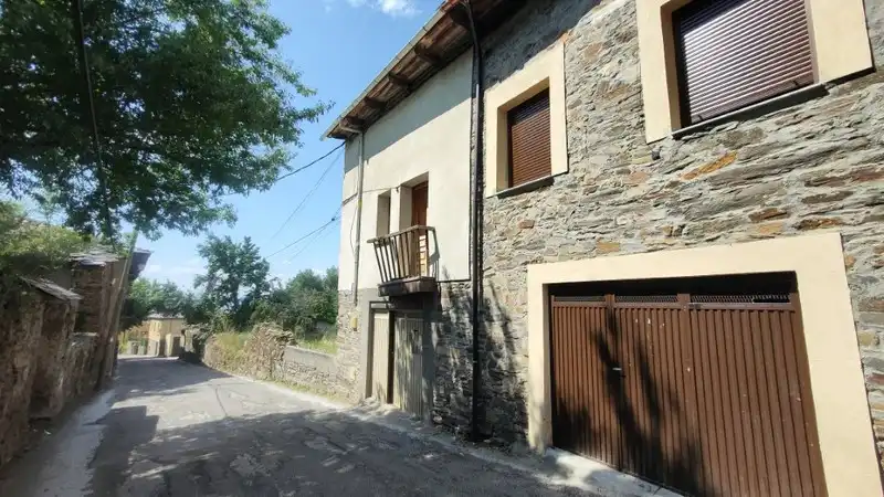Vista exterior de Casa adosada en venta en Ponferrada
