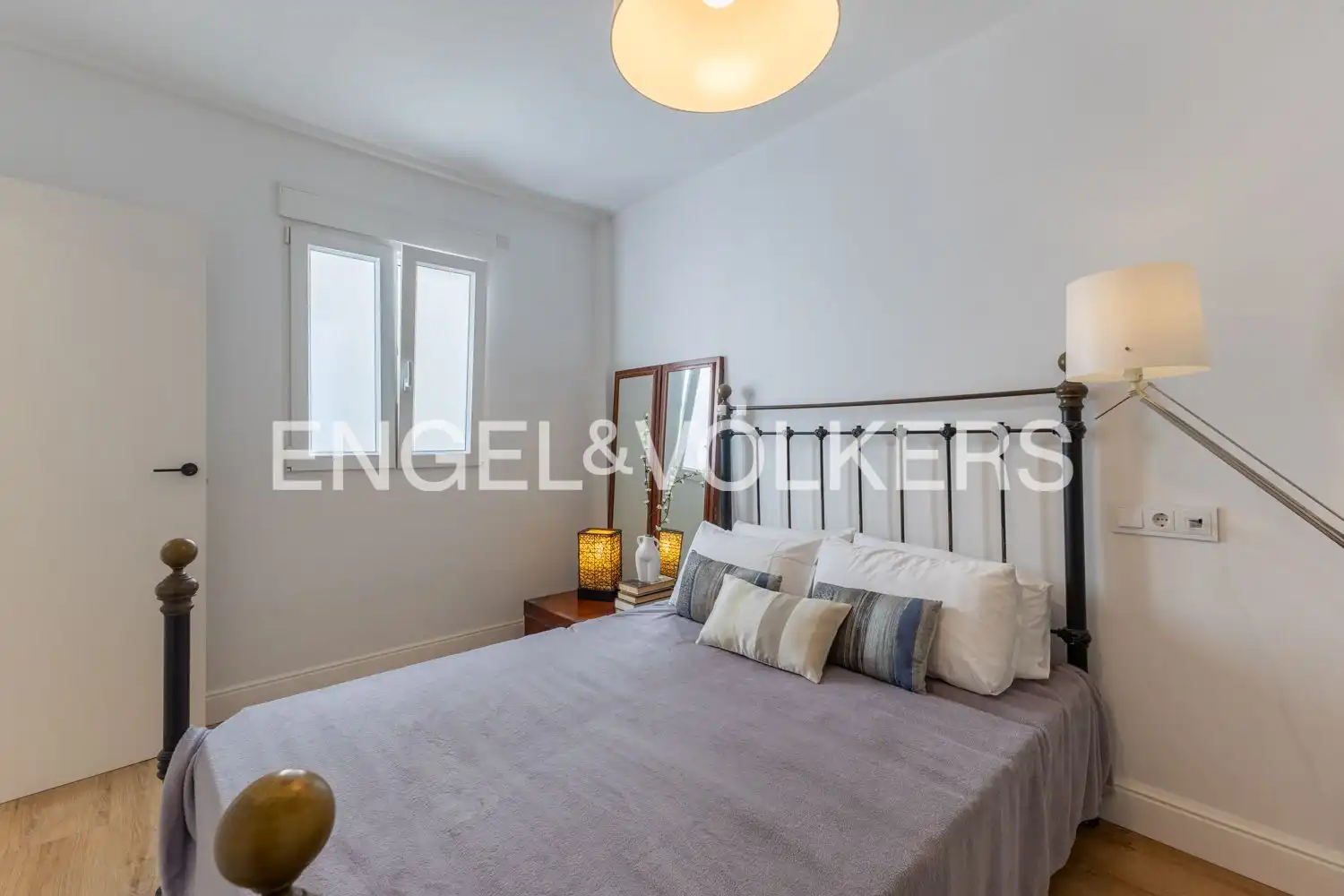 Bedroom of Flat for sale in Valencia  with Air Conditioner, Heating and Balcony