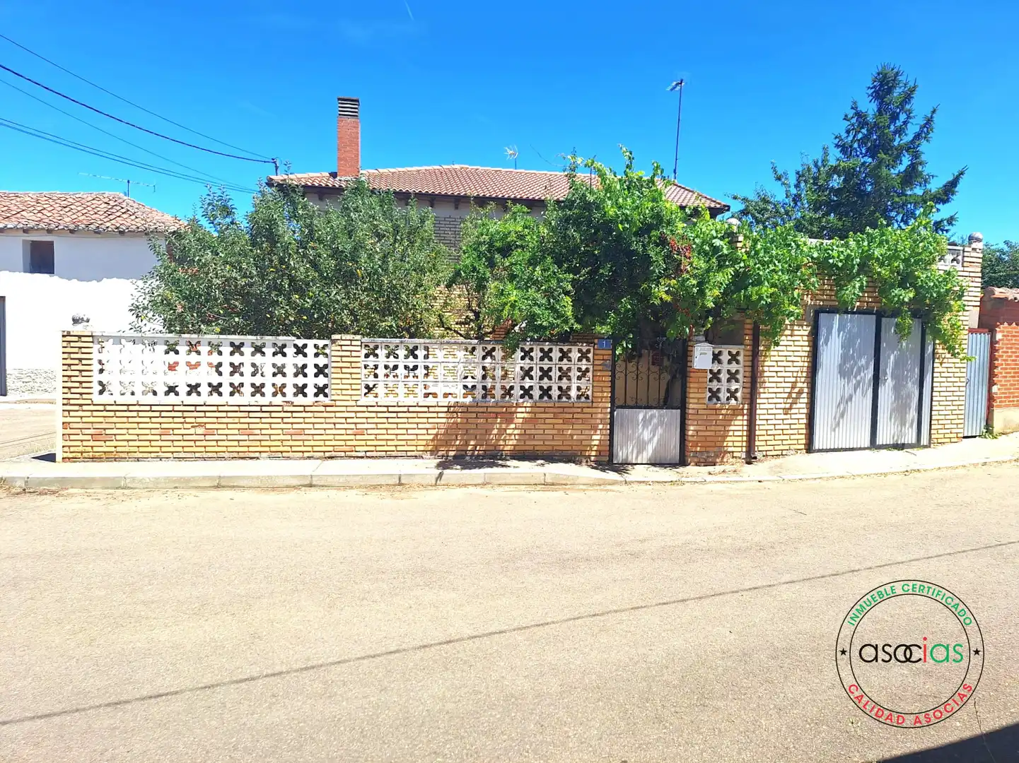 Vista exterior de Casa o xalet en venda en Villazanzo de Valderaduey amb Jardí privat, Terrassa i Moblat