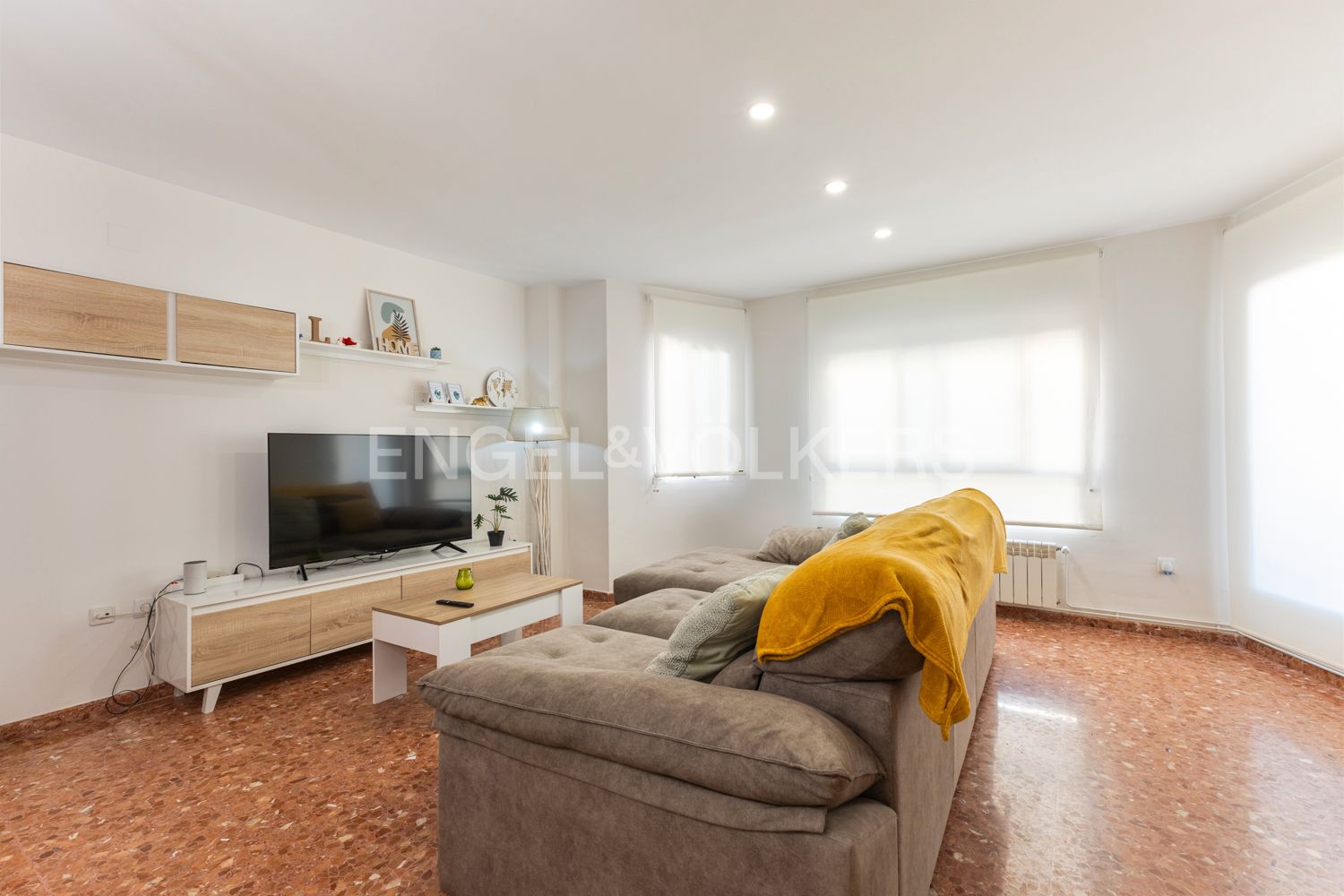Living room of Apartment for sale in Requena  with Heating, Terrace and Furnished