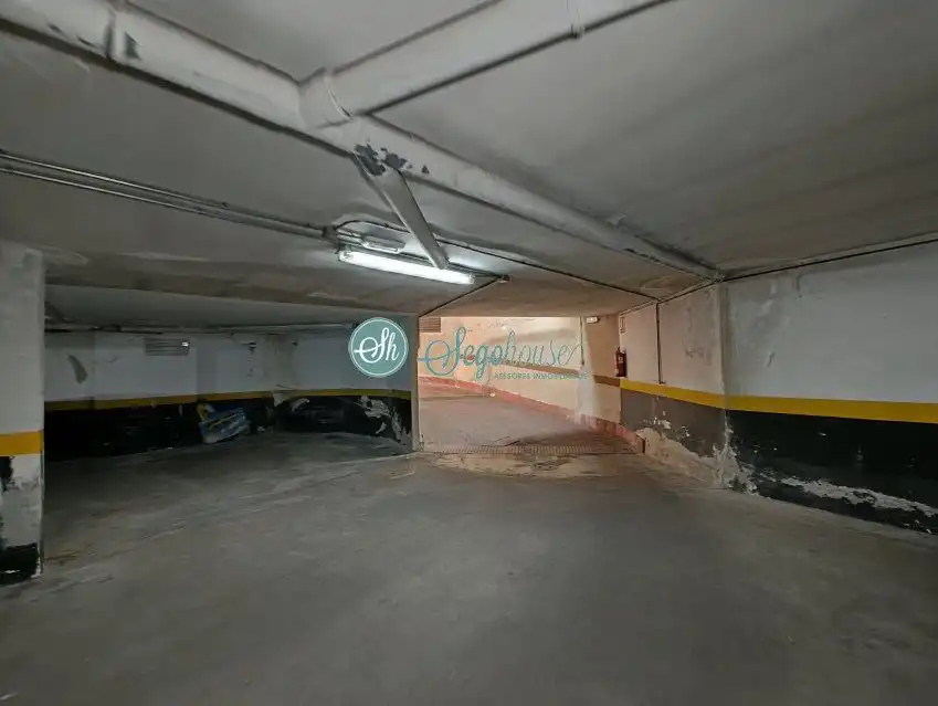 Parking de Piso en venta en Segovia con Calefacción, Trastero y Balcón