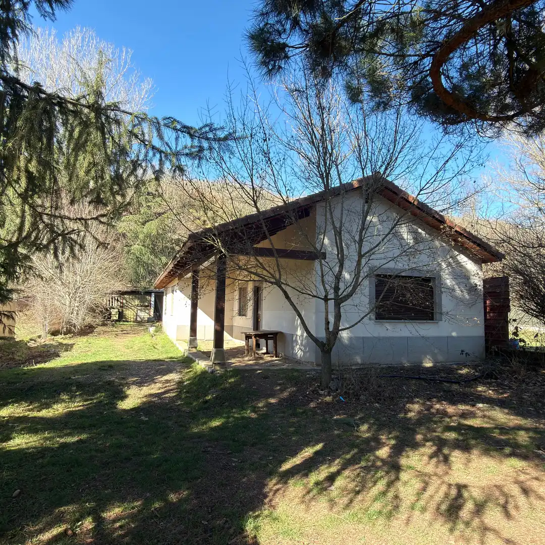 Vista exterior de Casa o xalet en venda en Garrafe de Torío amb Jardí privat i Traster
