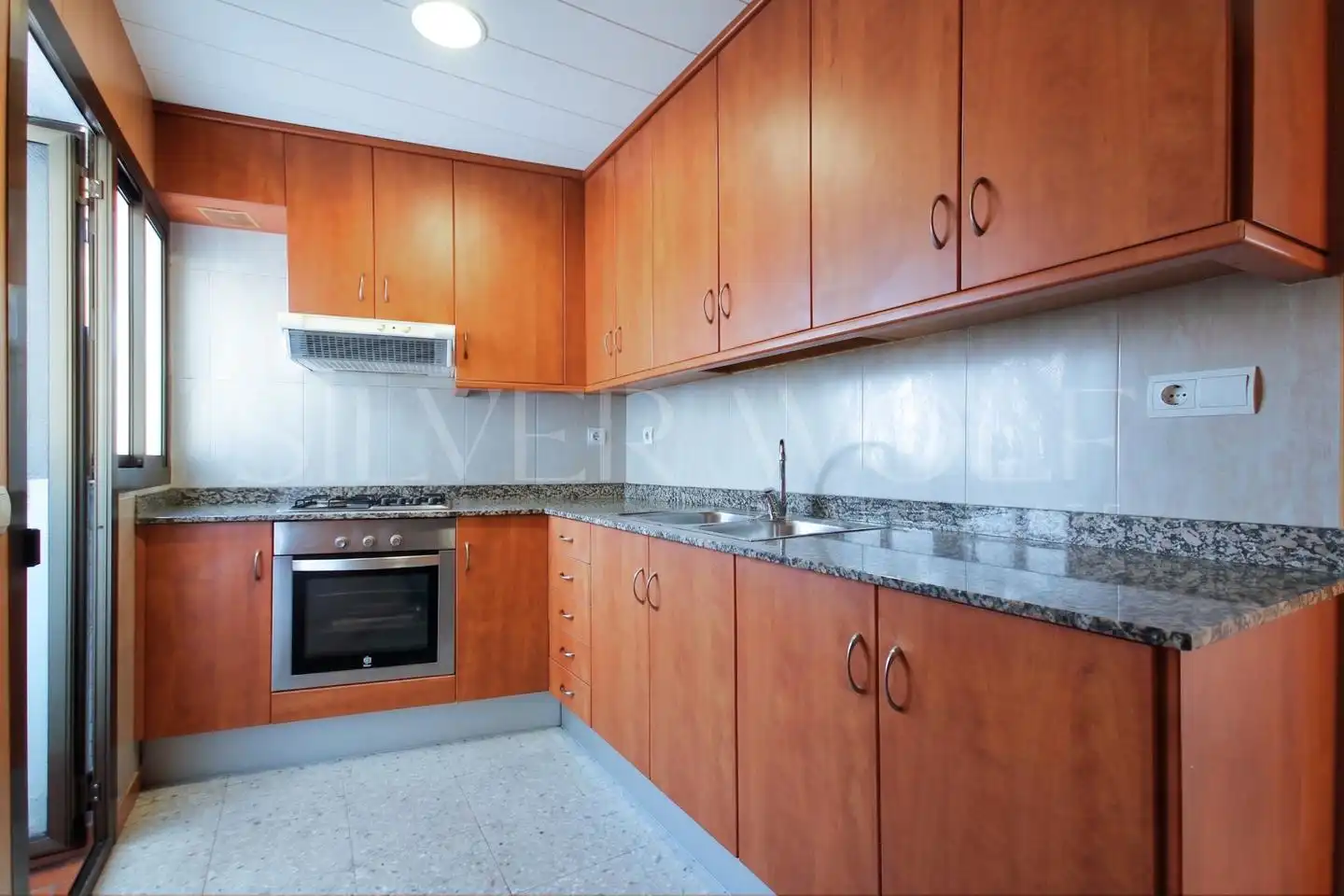 Küche von Dachboden zum Verkauf in Vilanova i la Geltrú mit Parkett, Balkon und Alarm