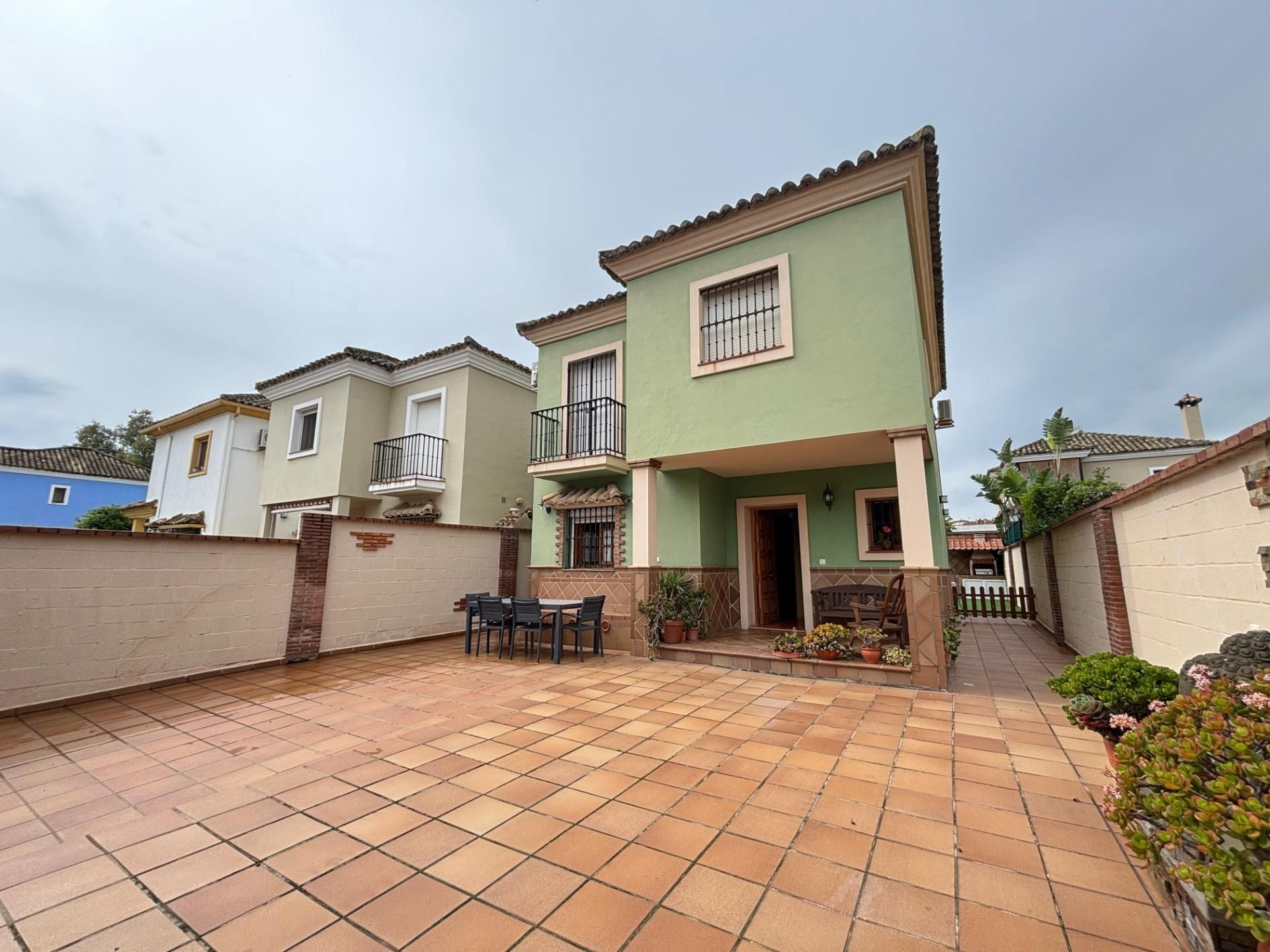 Vista exterior de Casa o xalet en venda en Algeciras amb Piscina