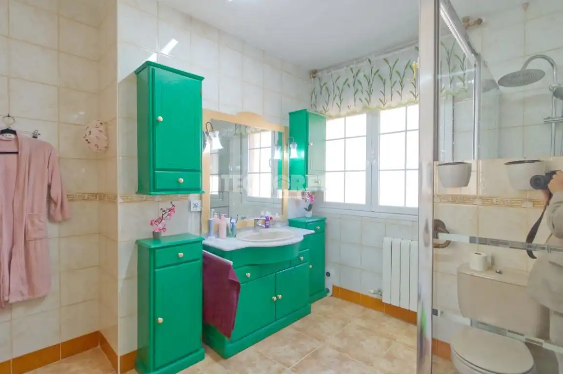 Badezimmer von Einfamilien-Reihenhaus zum Verkauf in Toledo mit Klimaanlage, Heizung und Privatgarten