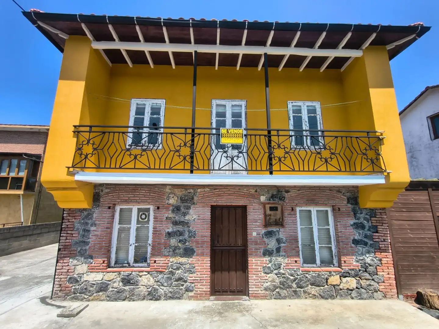 Vista exterior de Casa o chalet en venta en Santa María de Cayón con Terraza, Piscina y Balcón