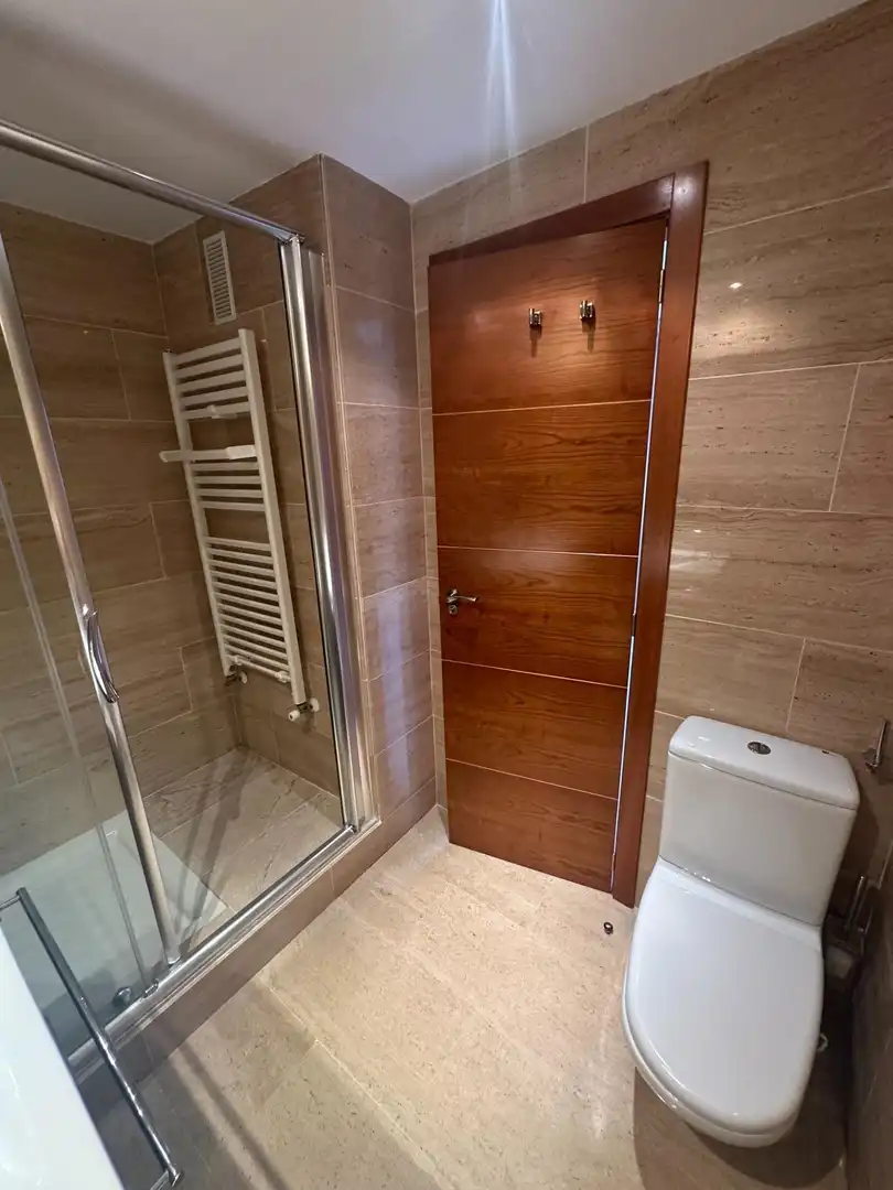 Baño de Piso de alquiler en Alicante / Alacant con Aire acondicionado y Piscina comunitaria