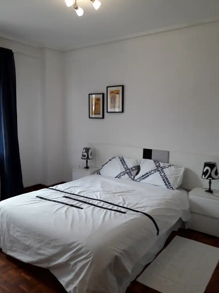 Habitación de Piso de alquiler en Oviedo  con Calefacción, Terraza y Amueblado