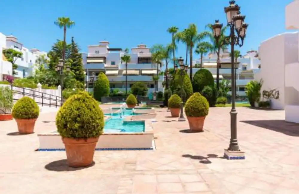 Vista exterior de Dúplex de lloguer en Marbella amb Aire condicionat, Terrassa i Piscina